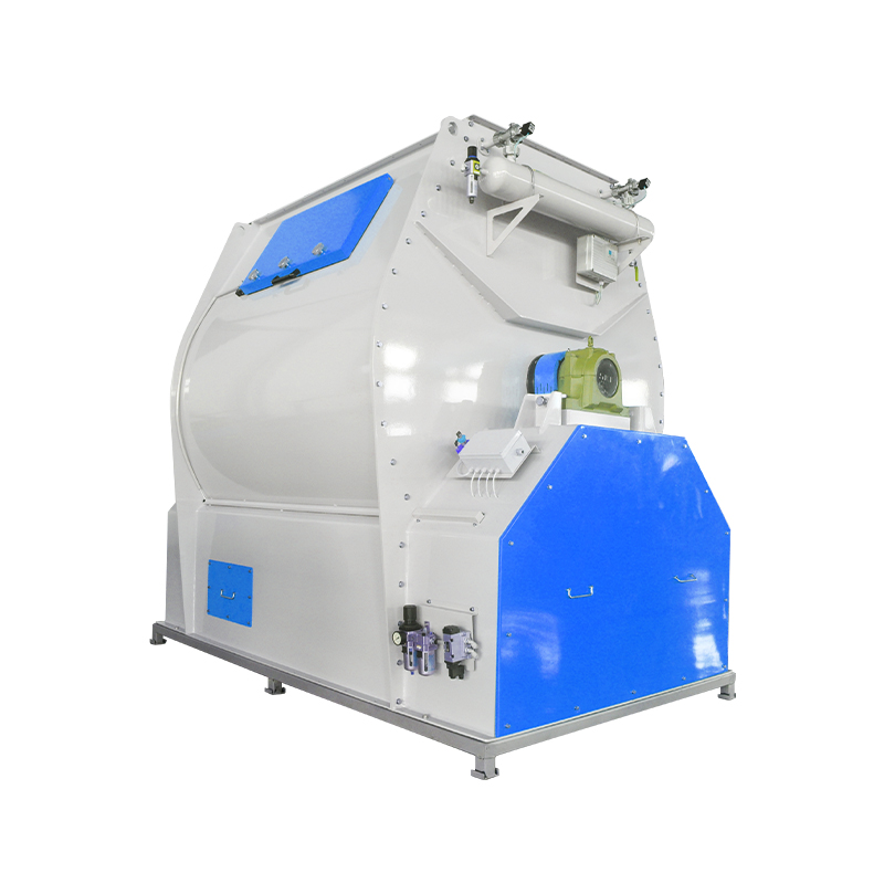 How does a mixer achieve high mixing uniformity through the relative arrangement of large and small blades?